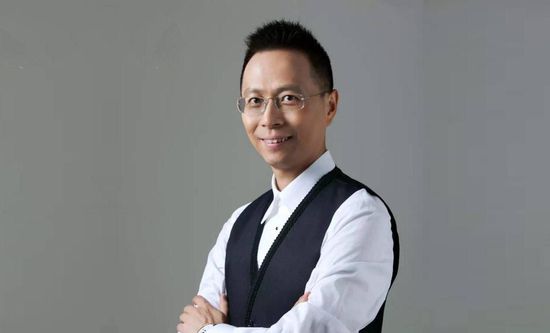 这部由HBO便宜的片子是「汉堡高地」导演约翰艾文的又一战争写实影片，布景设在第二次世界年夜战，血腥的贺根丛林之役。在整排的袍泽被仇敌消灭后，独一幸存的二等兵年夜卫曼宁（朗爱德 饰，「彗星撞地球」、「激情四兄弟」）被升为士官，因为承受不了率领新兵的压力，曼宁以精力不适任的来由申请退役，但是曼宁的批示官（马丁唐纳文 饰，「她和他和他们之间」）却向他提出前提只要带兵攻下一座德军的哨站，他就将曼宁的退役申请呈报上往。但在残暴无情的战争中，主要的并不是成功，而是若何自疆场上生还。当提起第二次世界年夜战的史诗片子时，「解救雷恩年夜兵」及「红色鉴戒」也许已抢尽锋铓，但该片尽对是一部不容错过且绝不减色的最好战争写实片子